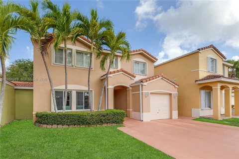 House in Miami, Florida 4 bedrooms, 165.37 sq.m. № 2046950 - photo 2