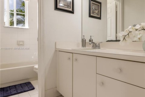 House in Miami, Florida 4 bedrooms, 165.37 sq.m. № 2046950 - photo 27