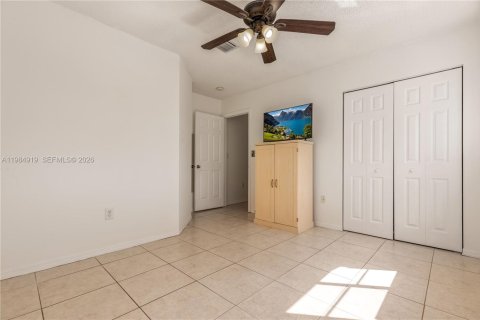 House in Miami, Florida 4 bedrooms, 165.37 sq.m. № 2046950 - photo 29