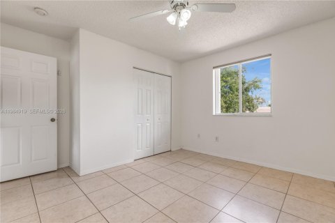 House in Miami, Florida 4 bedrooms, 165.37 sq.m. № 2046950 - photo 23