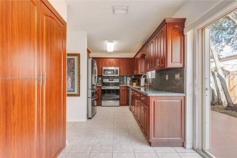 House in Miami, Florida 4 bedrooms, 165.37 sq.m. № 2046950 - photo 10