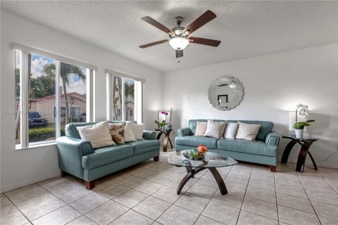 House in Miami, Florida 4 bedrooms, 165.37 sq.m. № 2046950 - photo 4