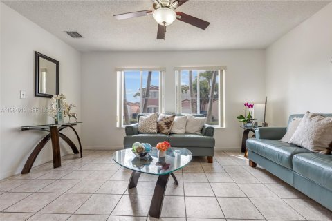 House in Miami, Florida 4 bedrooms, 165.37 sq.m. № 2046950 - photo 7