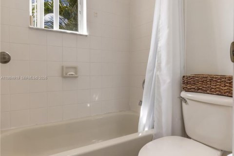 House in Miami, Florida 4 bedrooms, 165.37 sq.m. № 2046950 - photo 26