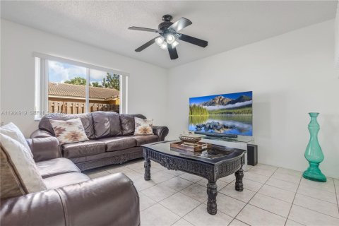 House in Miami, Florida 4 bedrooms, 165.37 sq.m. № 2046950 - photo 13