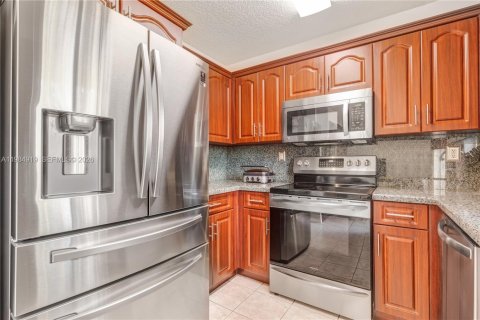 House in Miami, Florida 4 bedrooms, 165.37 sq.m. № 2046950 - photo 9