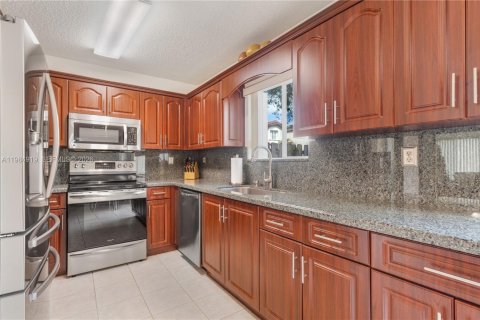 House in Miami, Florida 4 bedrooms, 165.37 sq.m. № 2046950 - photo 8