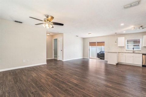 House in Tampa, Florida 3 bedrooms, 123.19 sq.m. № 1822265 - photo 6