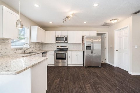 House in Tampa, Florida 3 bedrooms, 123.19 sq.m. № 1822265 - photo 9