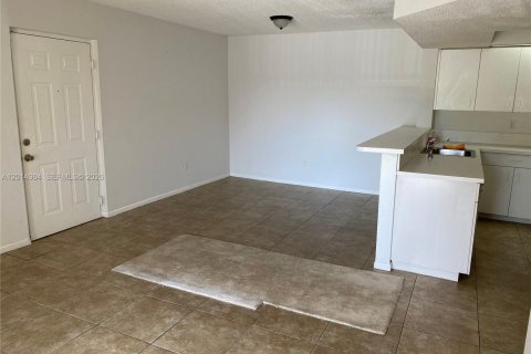 Condo in Hialeah, Florida, 2 bedrooms № 2183753 - photo 21