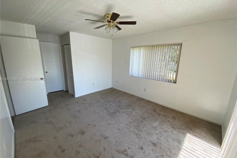 Condo in Hialeah, Florida, 2 bedrooms № 2183753 - photo 12