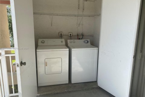 Condo in Hialeah, Florida, 2 bedrooms № 2183753 - photo 30