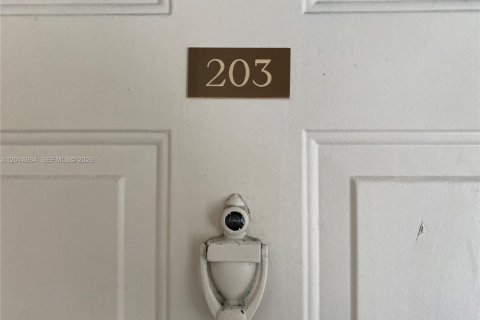 Condo in Hialeah, Florida, 2 bedrooms № 2183753 - photo 17