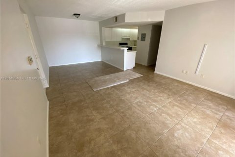 Condo in Hialeah, Florida, 2 bedrooms № 2183753 - photo 20
