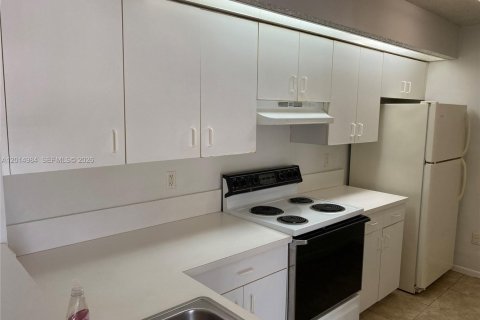 Condo in Hialeah, Florida, 2 bedrooms № 2183753 - photo 24