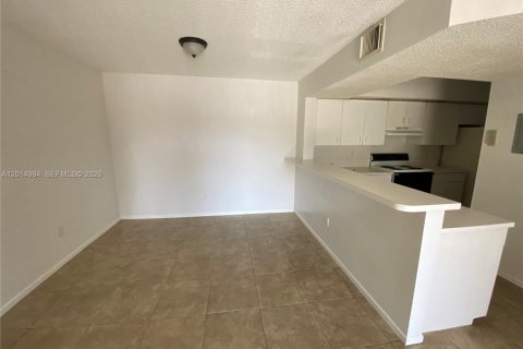 Condo in Hialeah, Florida, 2 bedrooms № 2183753 - photo 19