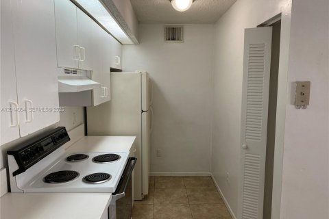 Condo in Hialeah, Florida, 2 bedrooms № 2183753 - photo 23