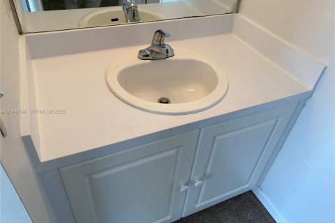 Condo in Hialeah, Florida, 2 bedrooms № 2183753 - photo 15