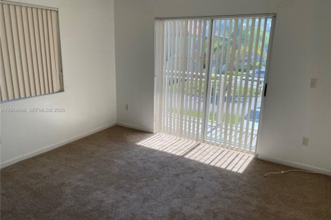 Condo in Hialeah, Florida, 2 bedrooms № 2183753 - photo 11