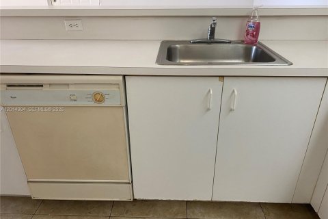 Condo in Hialeah, Florida, 2 bedrooms № 2183753 - photo 25