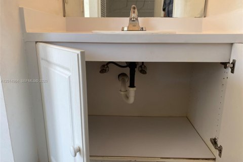 Condo in Hialeah, Florida, 2 bedrooms № 2183753 - photo 14