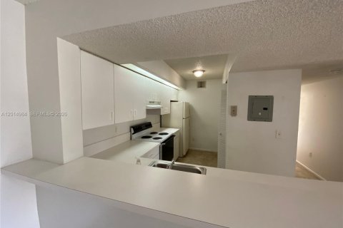 Condo in Hialeah, Florida, 2 bedrooms № 2183753 - photo 22