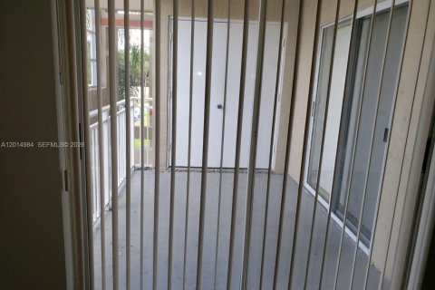 Condo in Hialeah, Florida, 2 bedrooms № 2183753 - photo 2