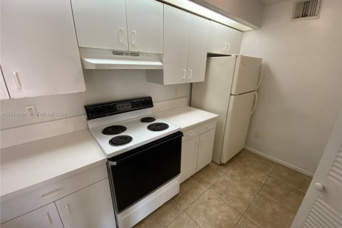 Condo in Hialeah, Florida, 2 bedrooms № 2183753 - photo 26