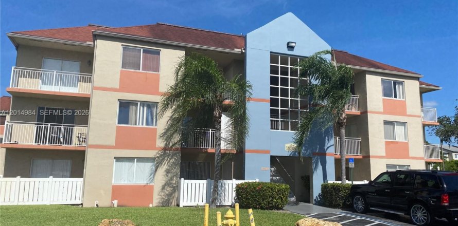 Condo in Hialeah, Florida, 2 bedrooms № 2183753