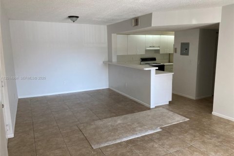 Condo in Hialeah, Florida, 2 bedrooms № 2183753 - photo 18