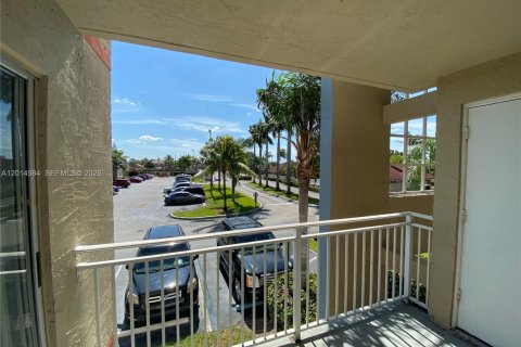 Condo in Hialeah, Florida, 2 bedrooms № 2183753 - photo 4