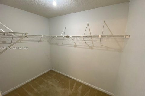 Condo in Hialeah, Florida, 2 bedrooms № 2183753 - photo 13