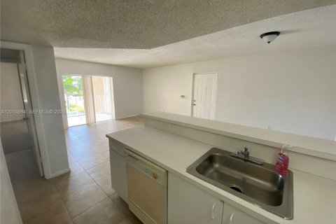 Condo in Hialeah, Florida, 2 bedrooms № 2183753 - photo 27
