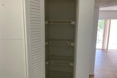Condo in Hialeah, Florida, 2 bedrooms № 2183753 - photo 6