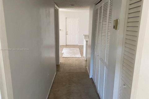 Condo in Hialeah, Florida, 2 bedrooms № 2183753 - photo 7