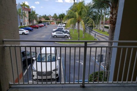 Condo in Hialeah, Florida, 2 bedrooms № 2183753 - photo 3