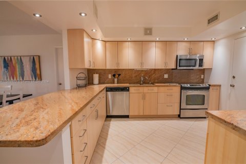 Condo in Hallandale Beach, Florida, 2 bedrooms  № 1864332 - photo 21