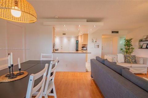 Condo in Hallandale Beach, Florida, 2 bedrooms  № 1864332 - photo 17
