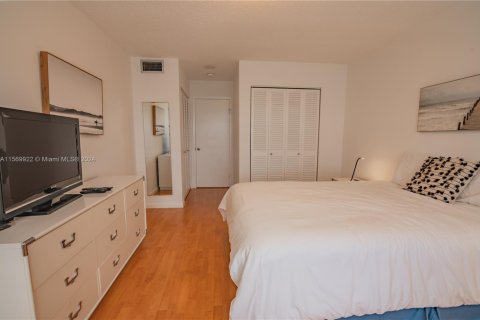 Condo in Hallandale Beach, Florida, 2 bedrooms  № 1864332 - photo 26