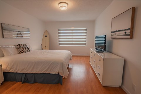 Condo in Hallandale Beach, Florida, 2 bedrooms  № 1864332 - photo 27