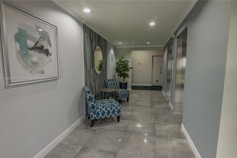 Condo in Hallandale Beach, Florida, 2 bedrooms  № 1864332 - photo 8