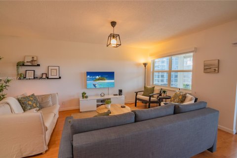 Condo in Hallandale Beach, Florida, 2 bedrooms  № 1864332 - photo 13