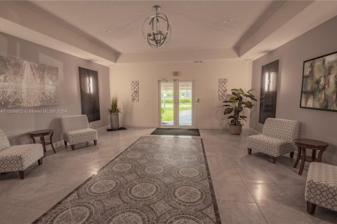 Condo in Hallandale Beach, Florida, 2 bedrooms  № 1864332 - photo 9