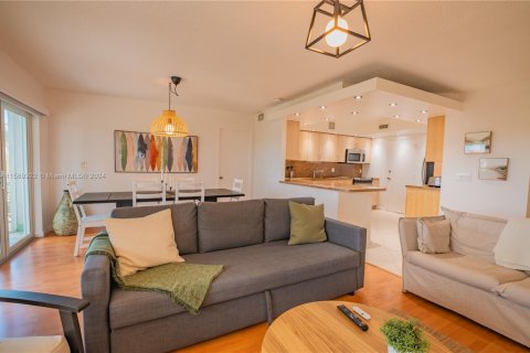 Condo in Hallandale Beach, Florida, 2 bedrooms  № 1864332 - photo 11