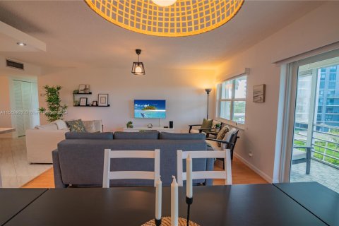 Condo in Hallandale Beach, Florida, 2 bedrooms  № 1864332 - photo 16