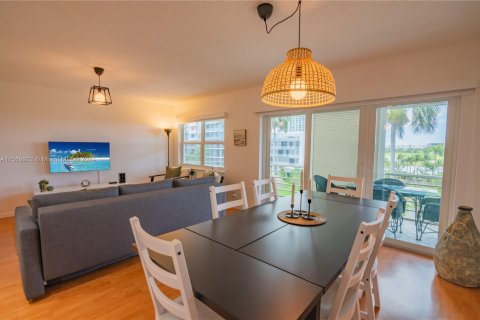 Condo in Hallandale Beach, Florida, 2 bedrooms  № 1864332 - photo 18
