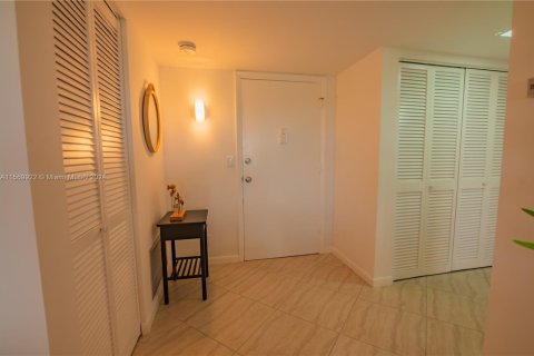 Condo in Hallandale Beach, Florida, 2 bedrooms  № 1864332 - photo 22