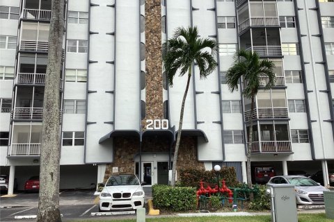 Condo in Hallandale Beach, Florida, 2 bedrooms  № 1864332 - photo 1