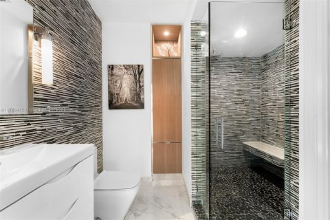 Villa ou maison à vendre à Miami, Floride: 7 chambres, 557.41 m2 № 1644990 - photo 16