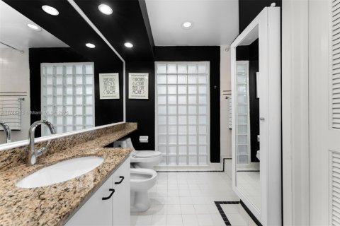 Villa ou maison à vendre à Miami, Floride: 7 chambres, 557.41 m2 № 1644990 - photo 22
